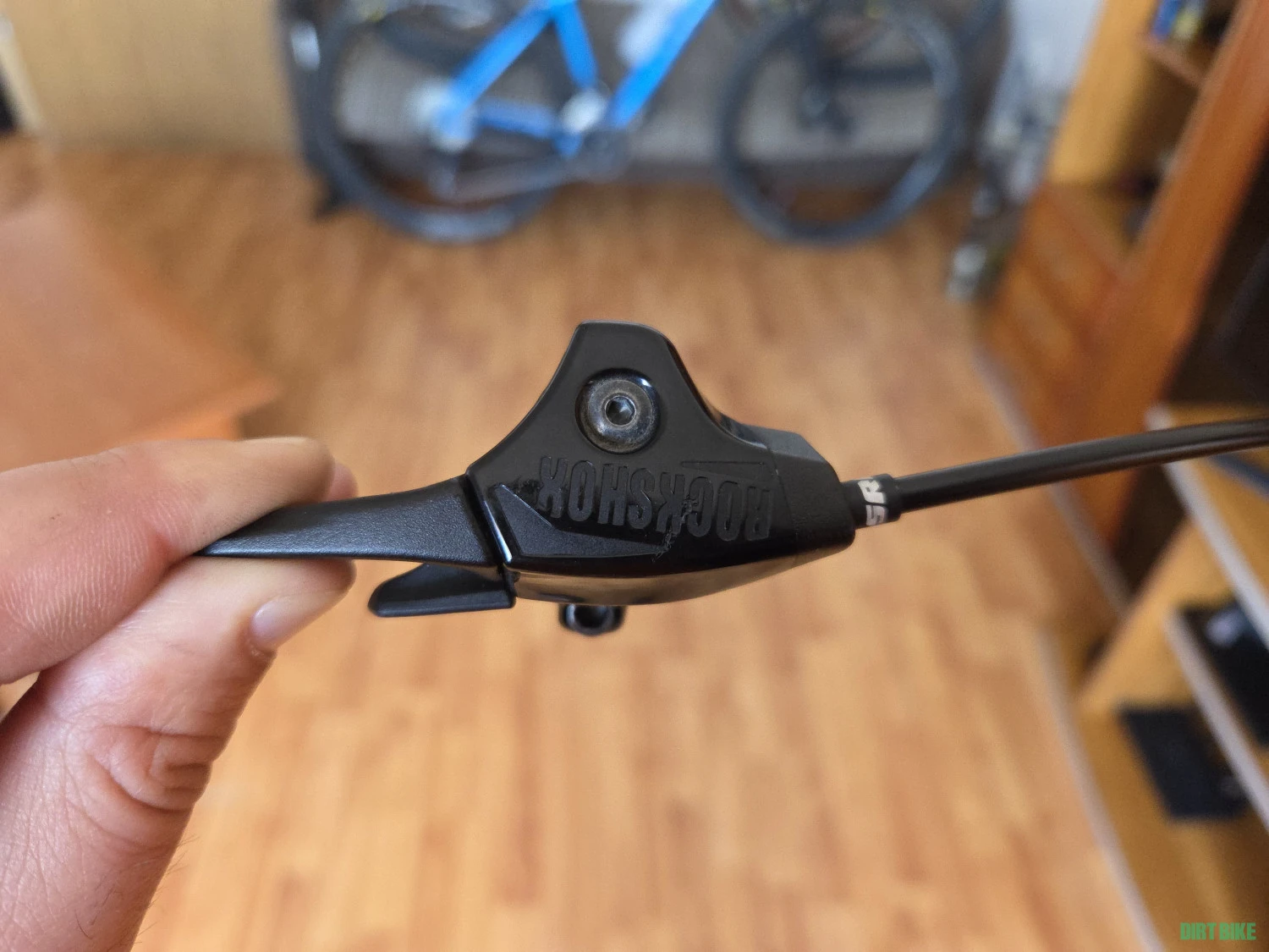 1. Manetă lockout RockShox OneLoc furcă/amortizor