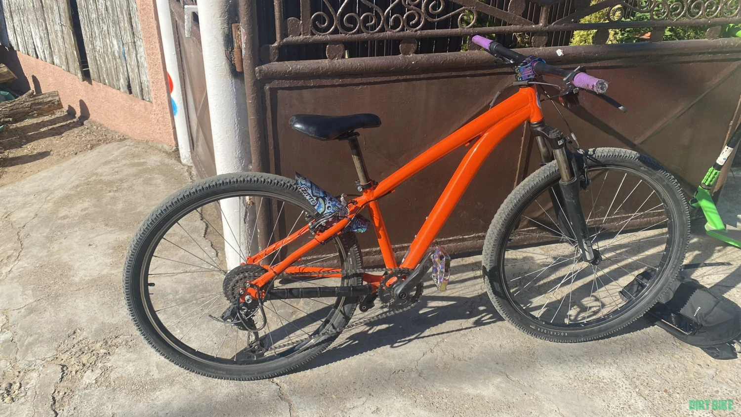 1. Vând rokrider st 500 custom