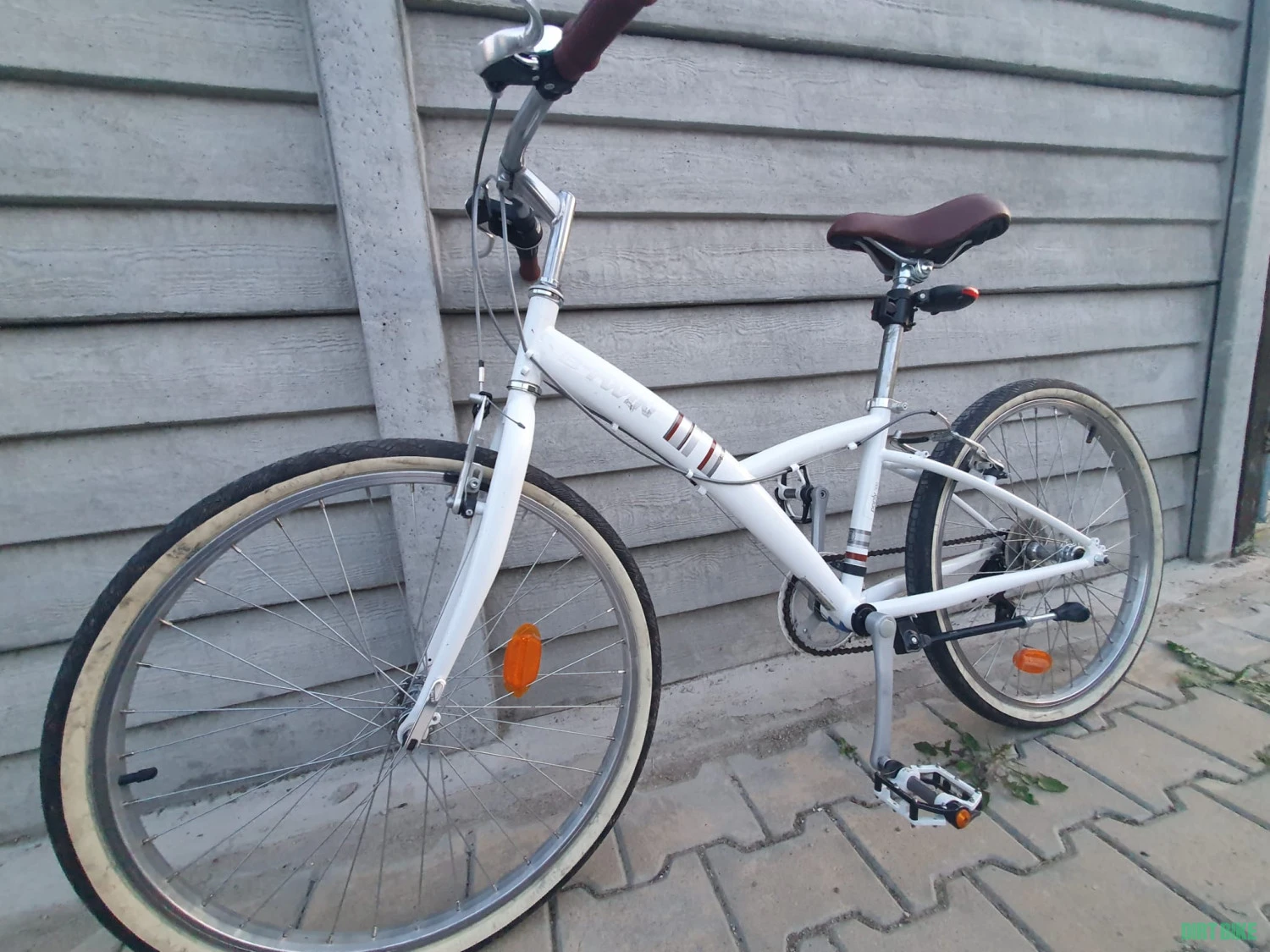 1. Bicicleta BTWIN Poply 300 24inch, alba