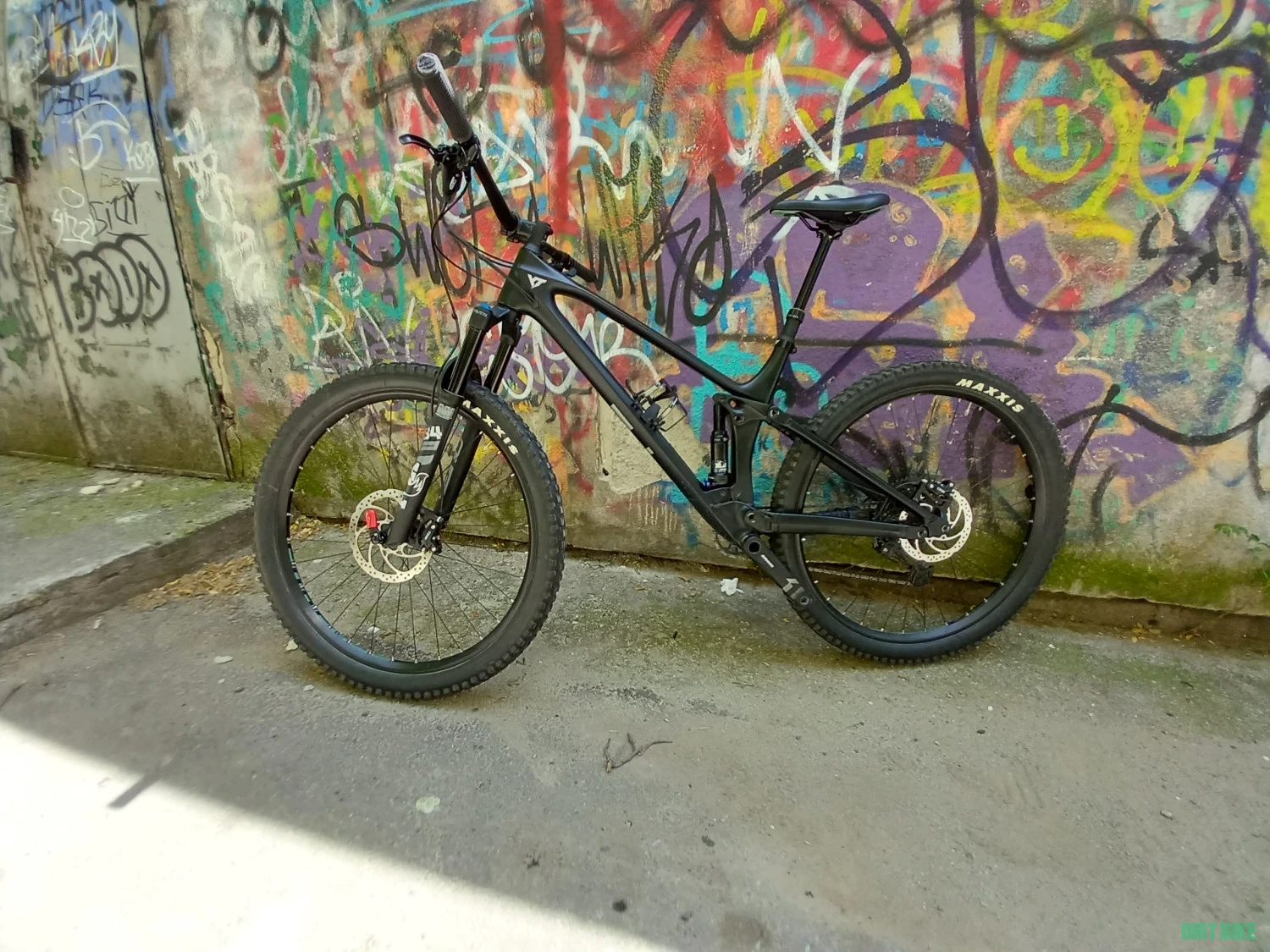1. YT IZZO Core 2 2023, roti 29, marime L - bicicleta trail.