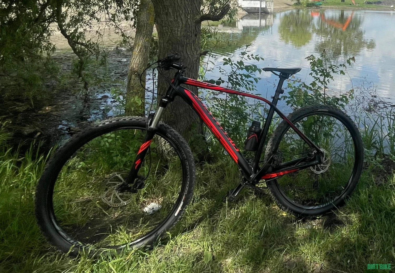 2. S-a furat din TIMISOARA bicicleta tip mtb Specialized Rockhopper Expert, roti de 29, cadru mare, culoare rosu/negru.