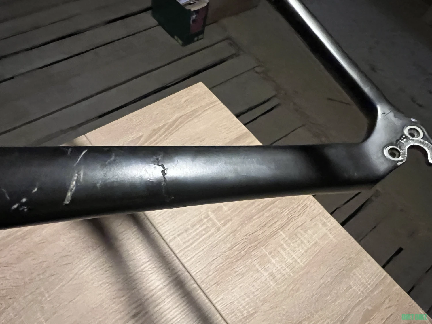5. Vand cadru de carbon lovit