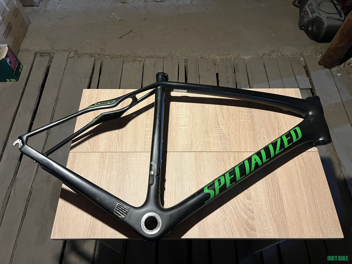 10. Vand cadru de carbon lovit