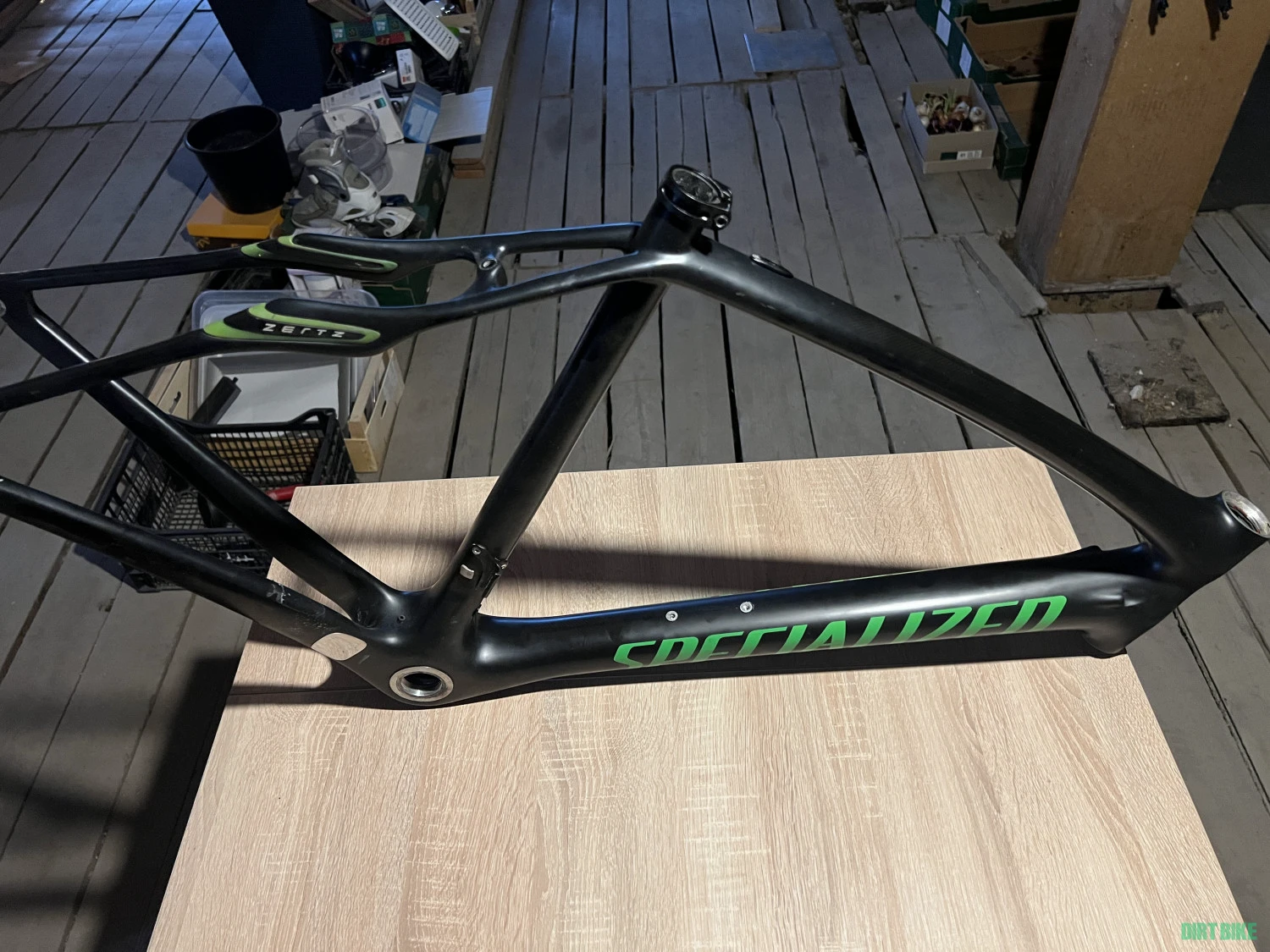 8. Vand cadru de carbon lovit