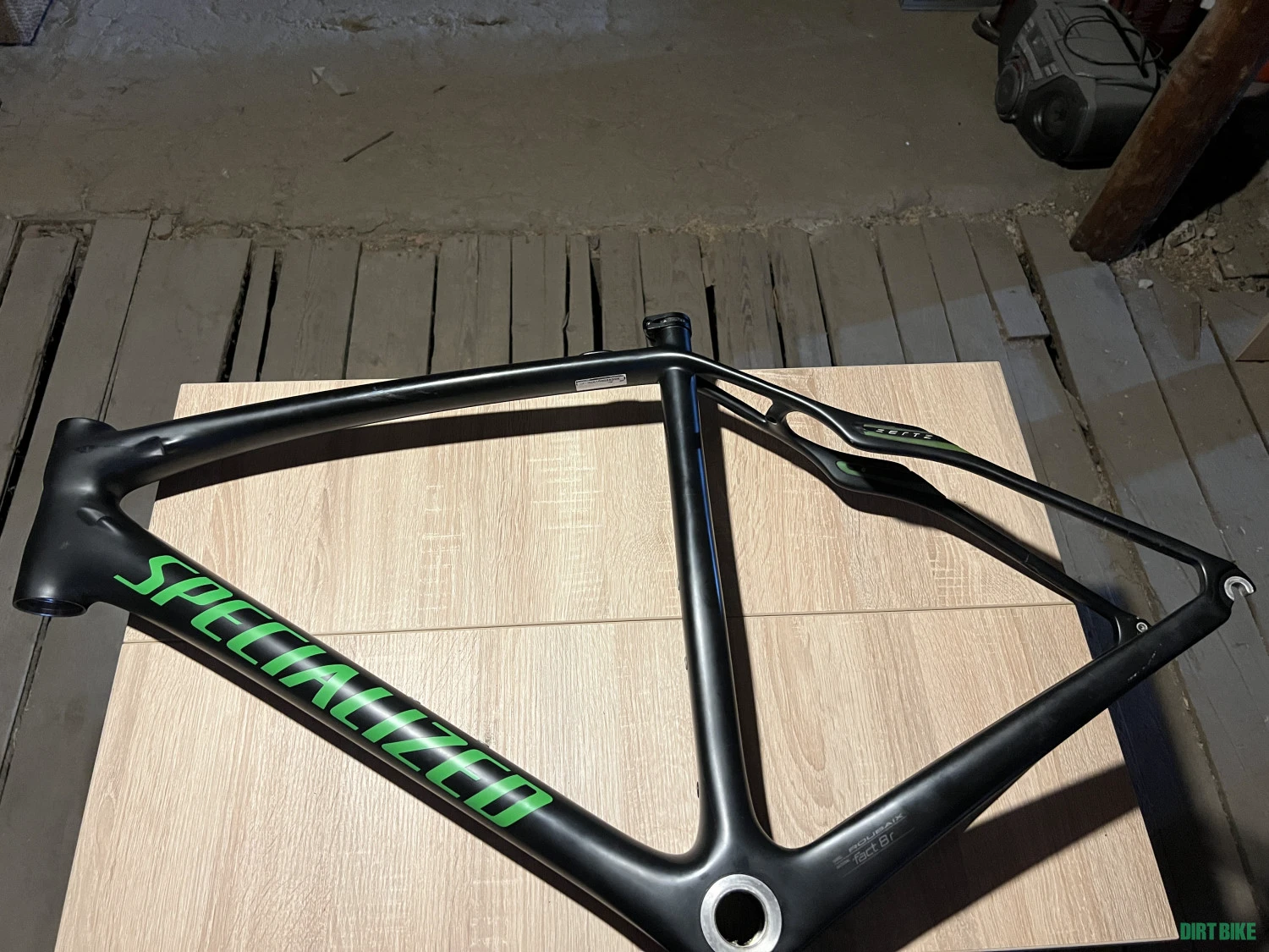 9. Vand cadru de carbon lovit
