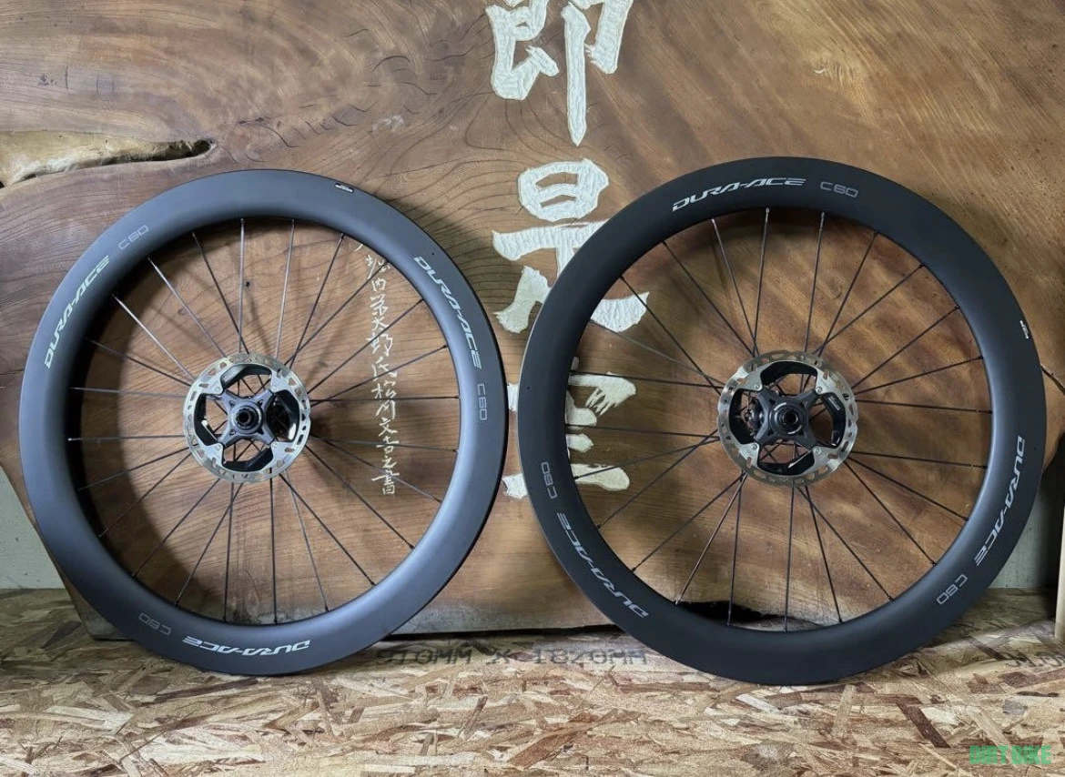 1. Roți carbon Disc NOI Shimano Dura-Ace 9270 C60 Tubeless Ready