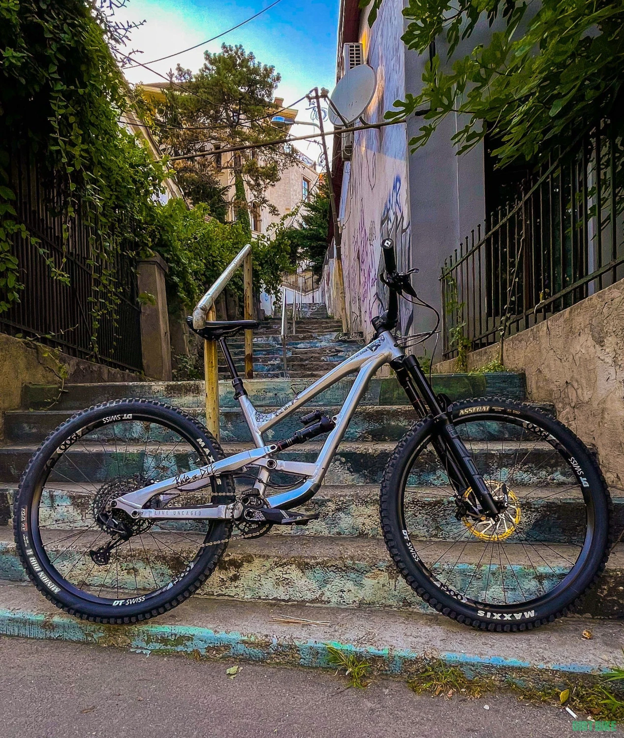 1. YT Capra Base Al 29"