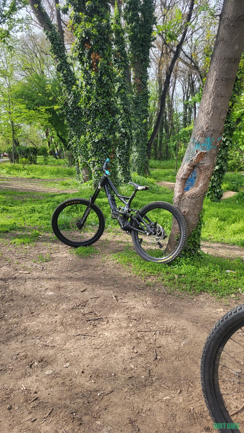 1. Vând cadru specialized demo 8