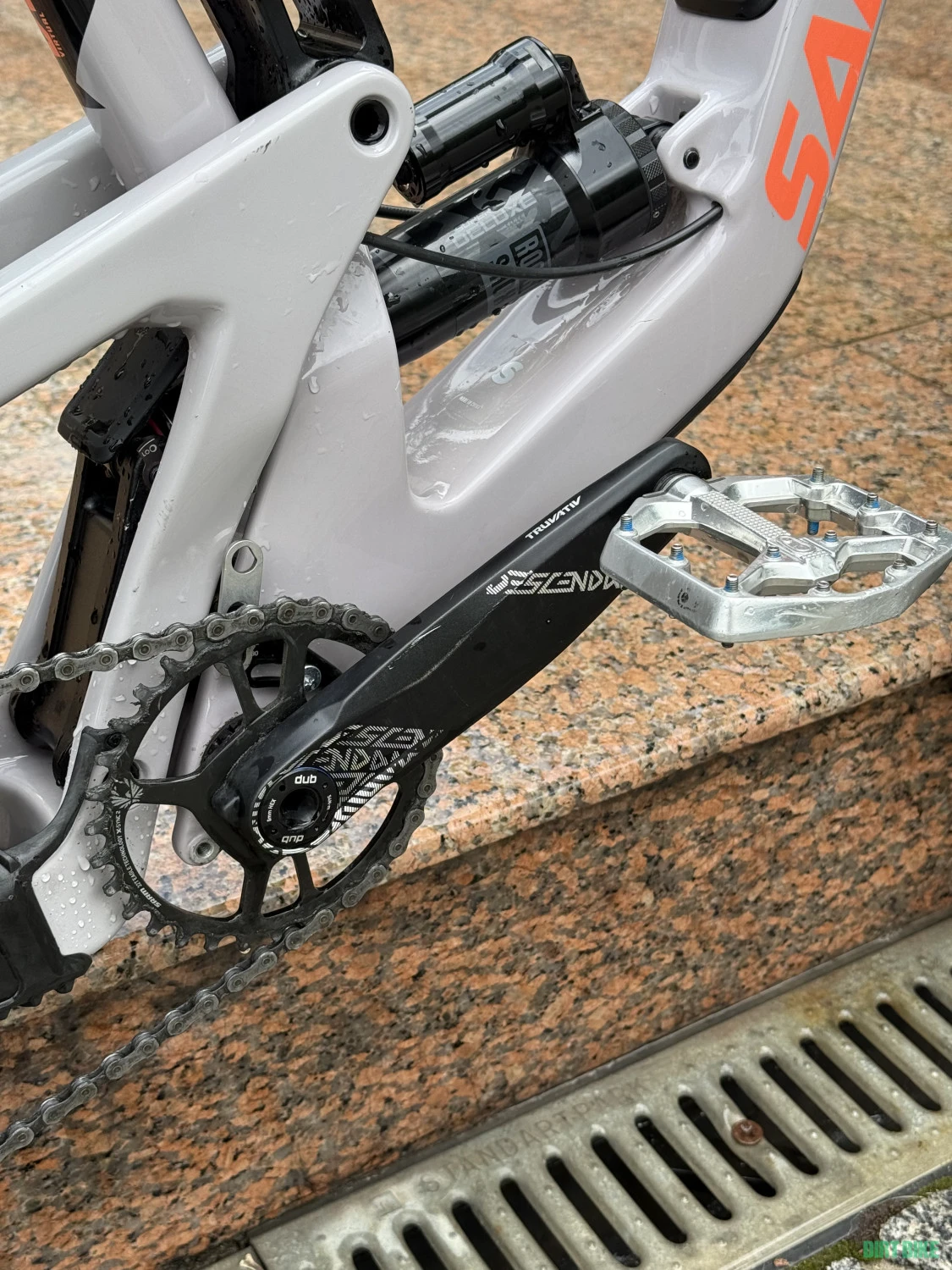 1. Santa Cruz Nomad 6 R-KIT 2023