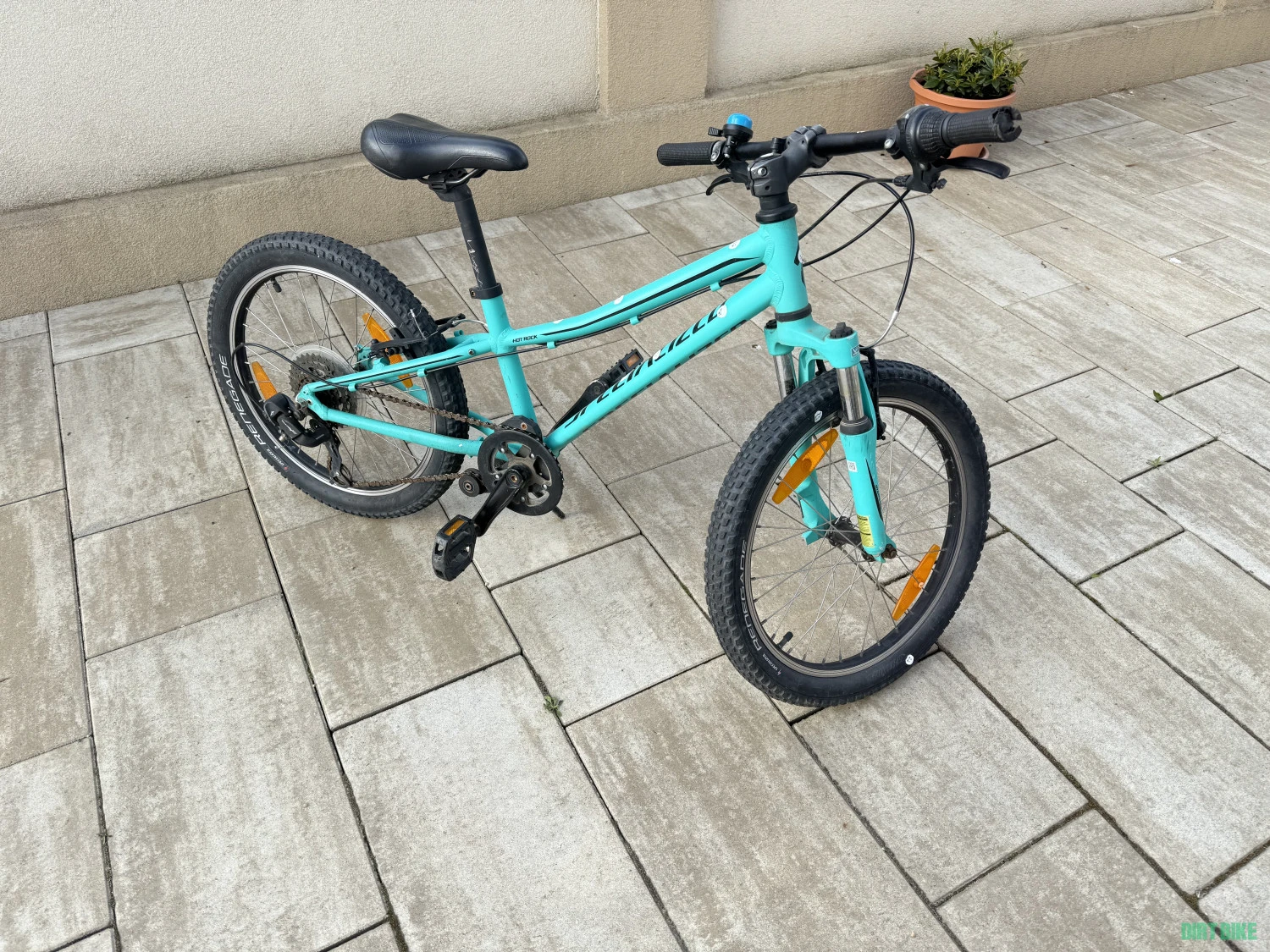 1. SPECIALIZED Hotrock 20 | 6-9 ani