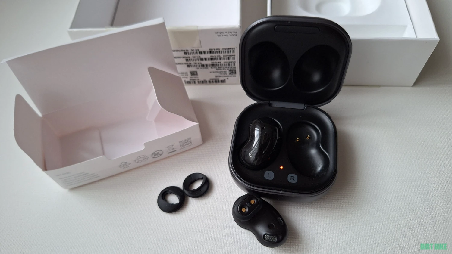 1. Casti bluetooth Samsung Galaxy Buds Live, Metallic Black
