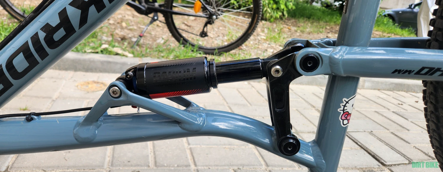 1. Bicicleta full suspension rockrider