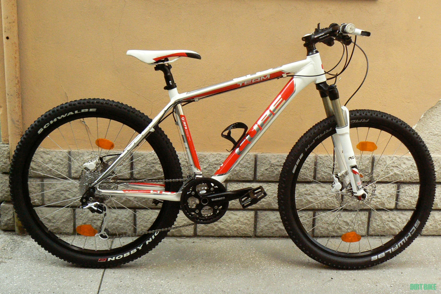 1. Bicicleta mountain bike Cube