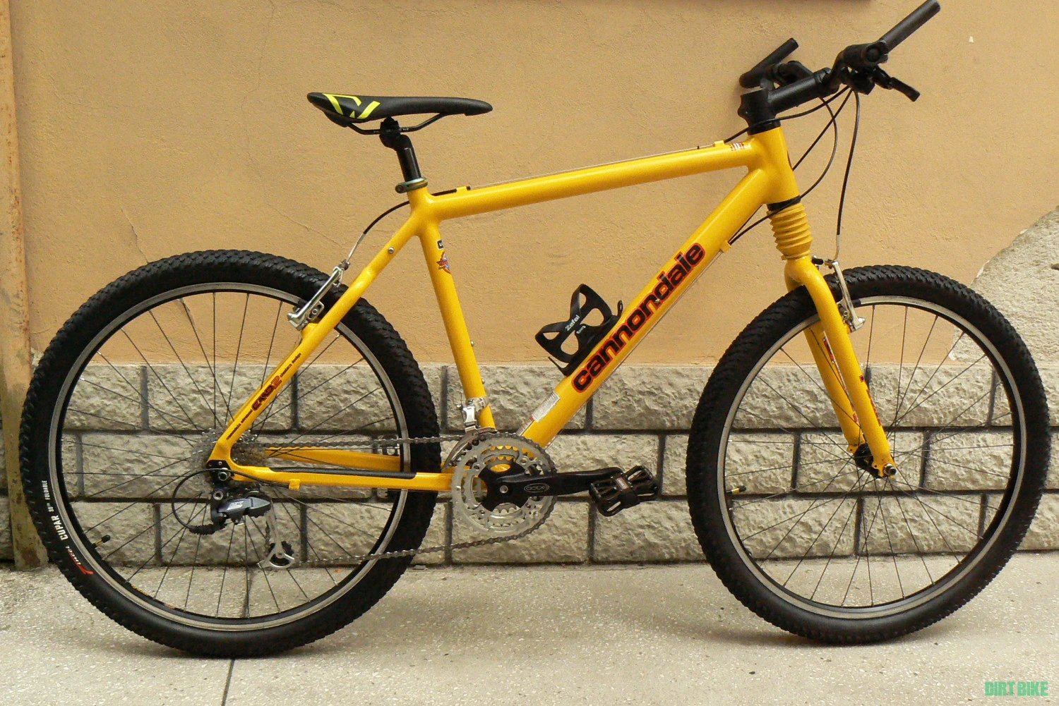 1. Bicicleta mountain bike Cannondale