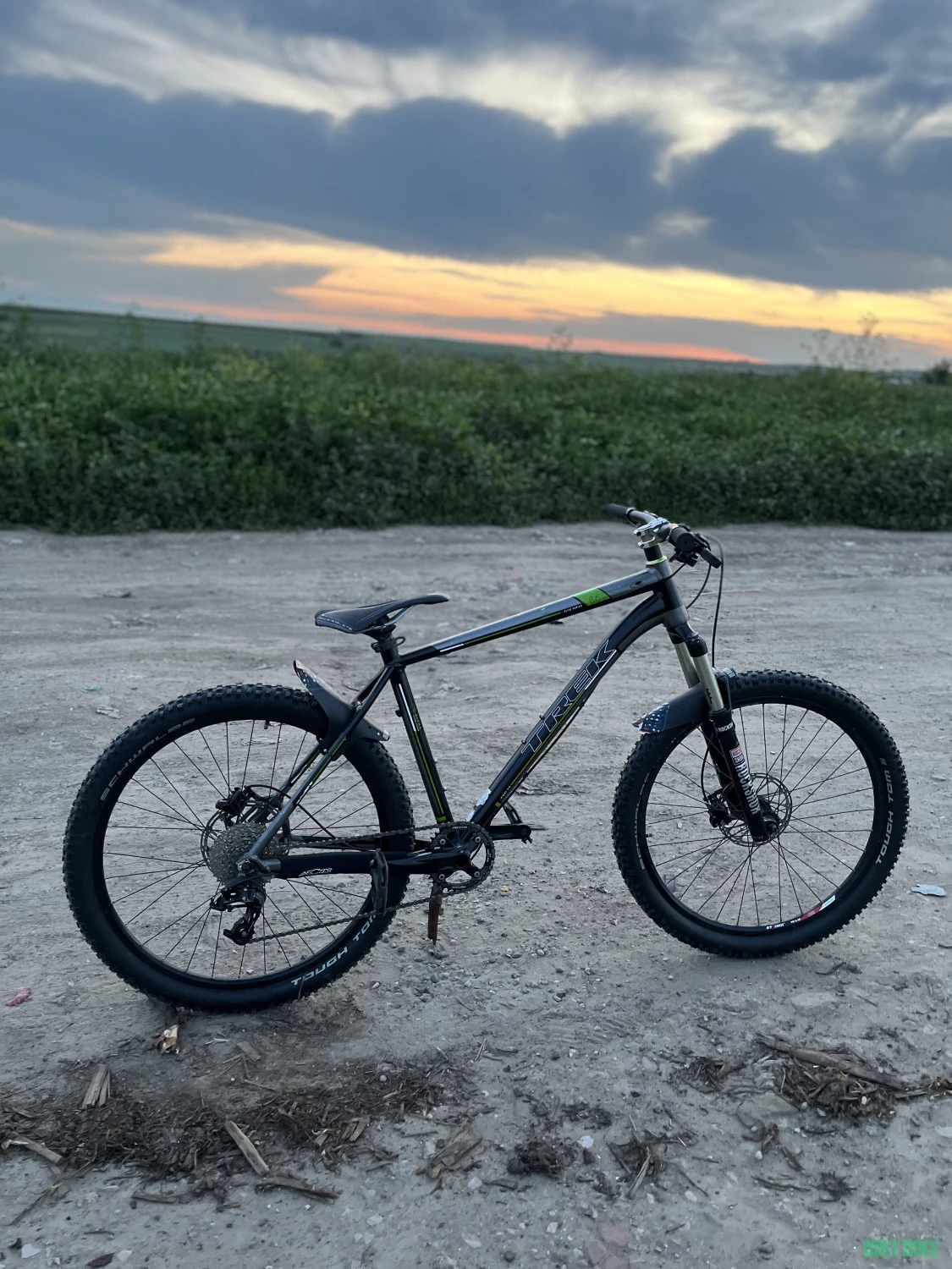 1. Trek Elite 8.6 – MTB hardtail performant, roți 26”, pregătit de trail!