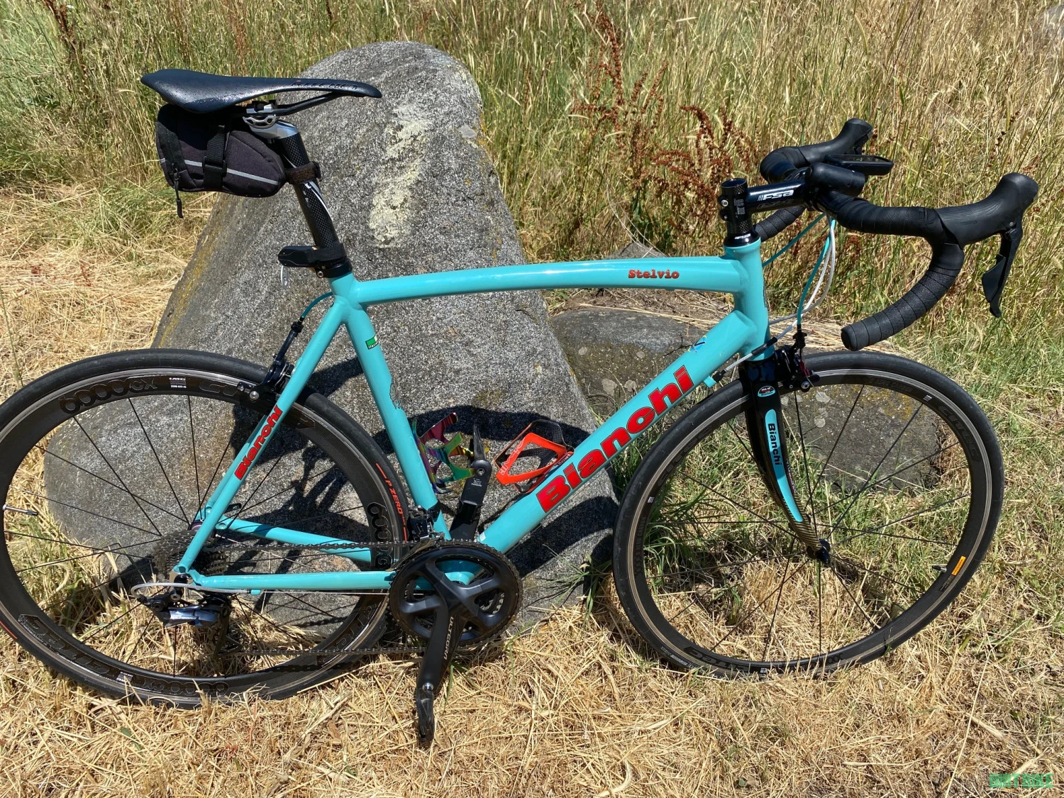 1. Vând bicicletă cu cadru din aluminiu Bianchi Stelvio, roți din carbon, 11 viteze, grup Shimano Ultegra