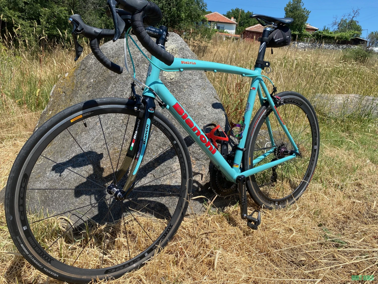 3. Vând bicicletă cu cadru din aluminiu Bianchi Stelvio, roți din carbon, 11 viteze, grup Shimano Ultegra