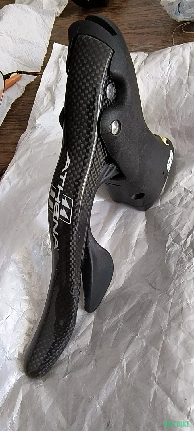 2. Campagnolo Athena ergopower stanga, carbon
