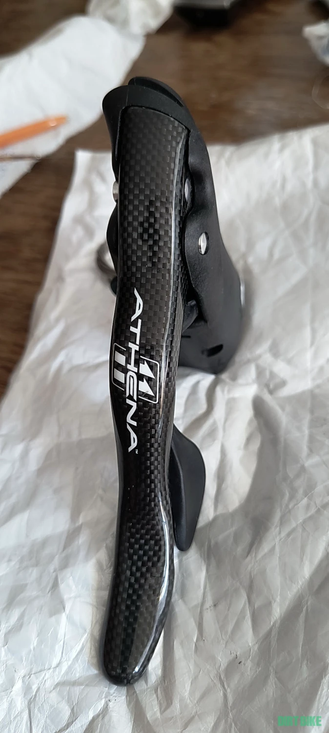 1. Campagnolo Athena ergopower stanga, carbon