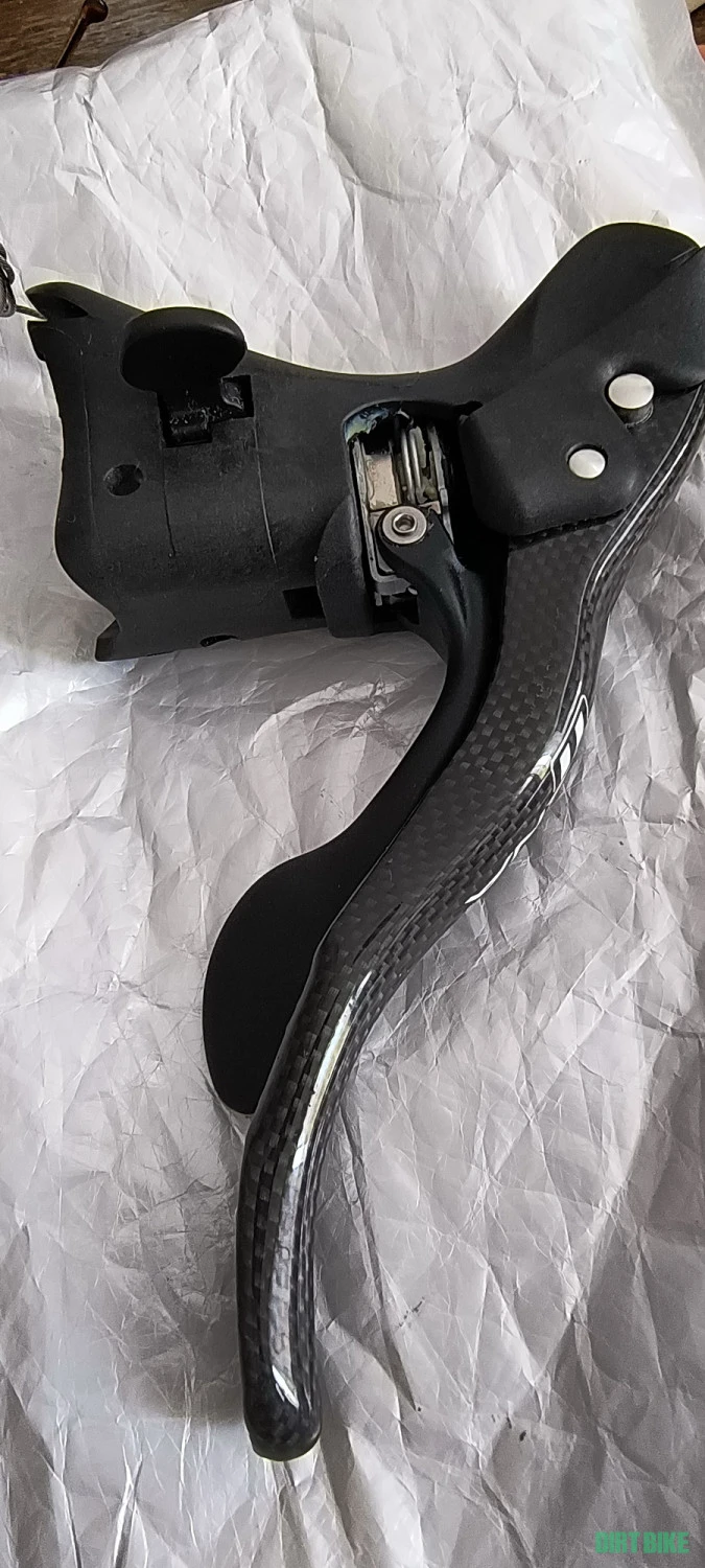6. Campagnolo Athena ergopower stanga, carbon