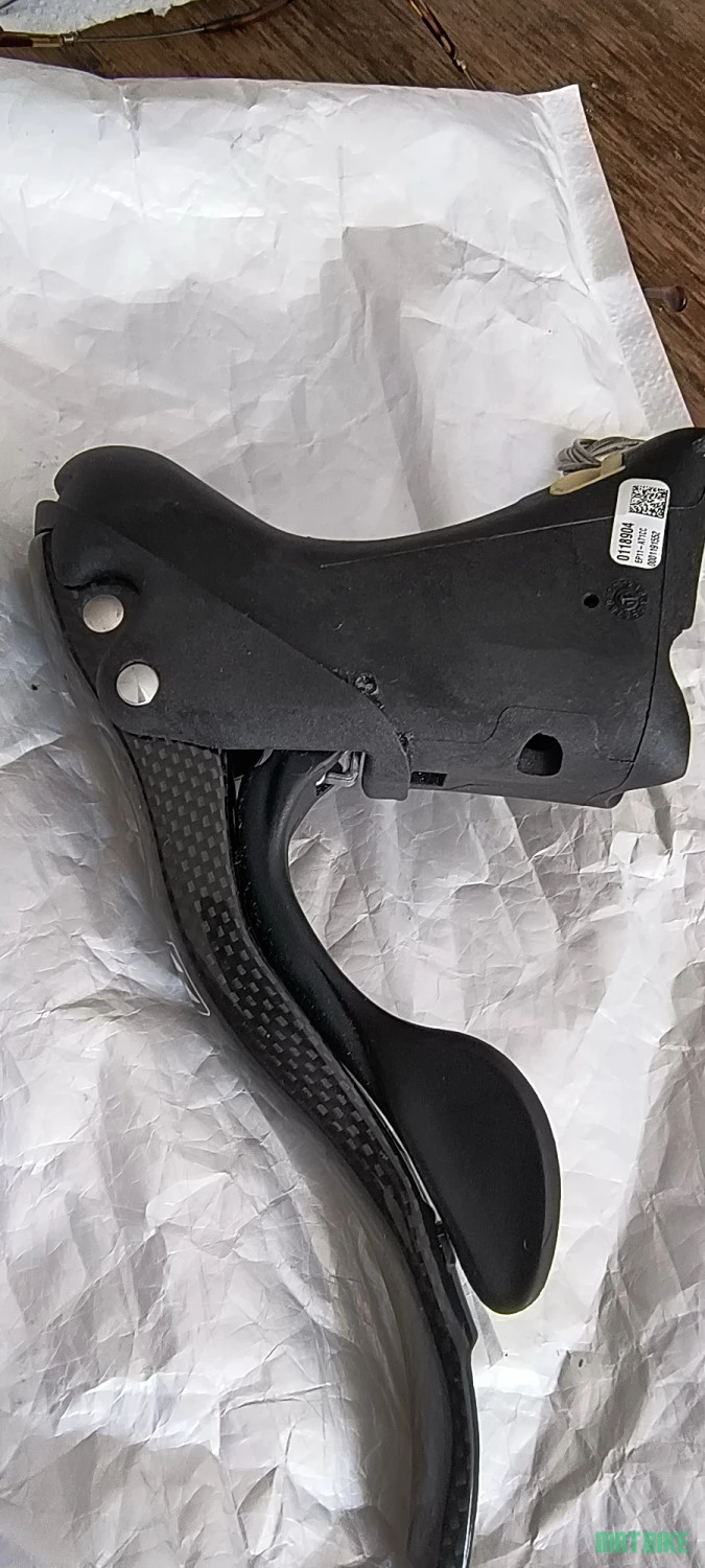 3. Campagnolo Athena ergopower stanga, carbon