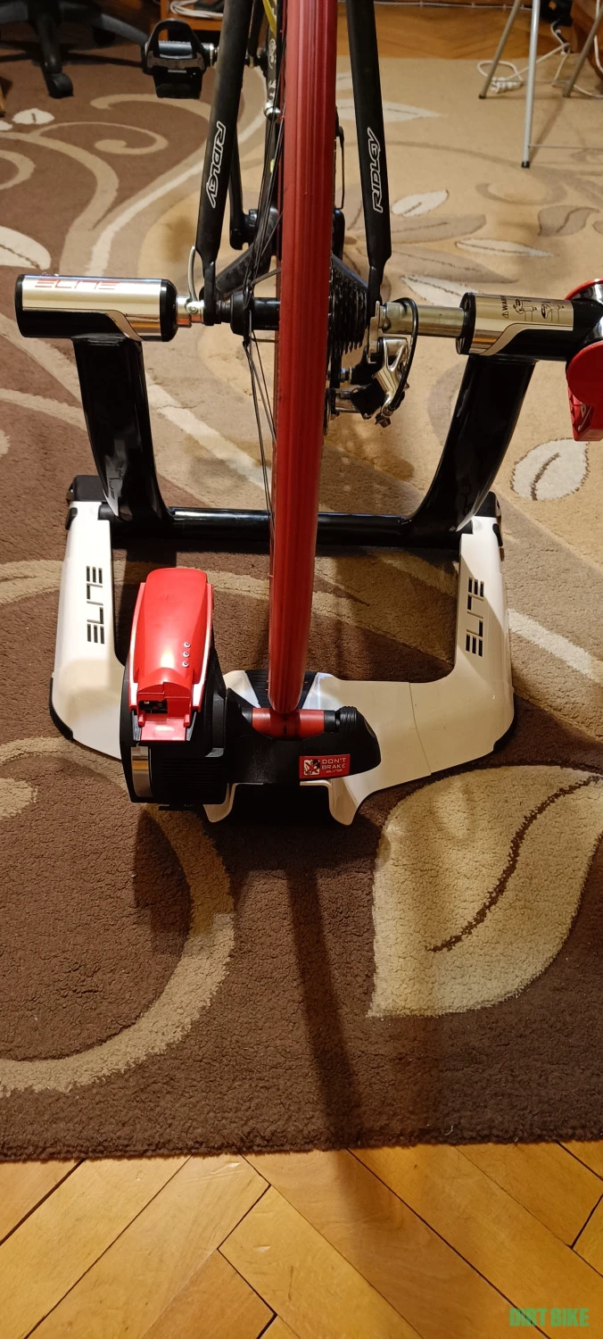 1. Trainer bicicleta Elite Qubo Digital Smart B+