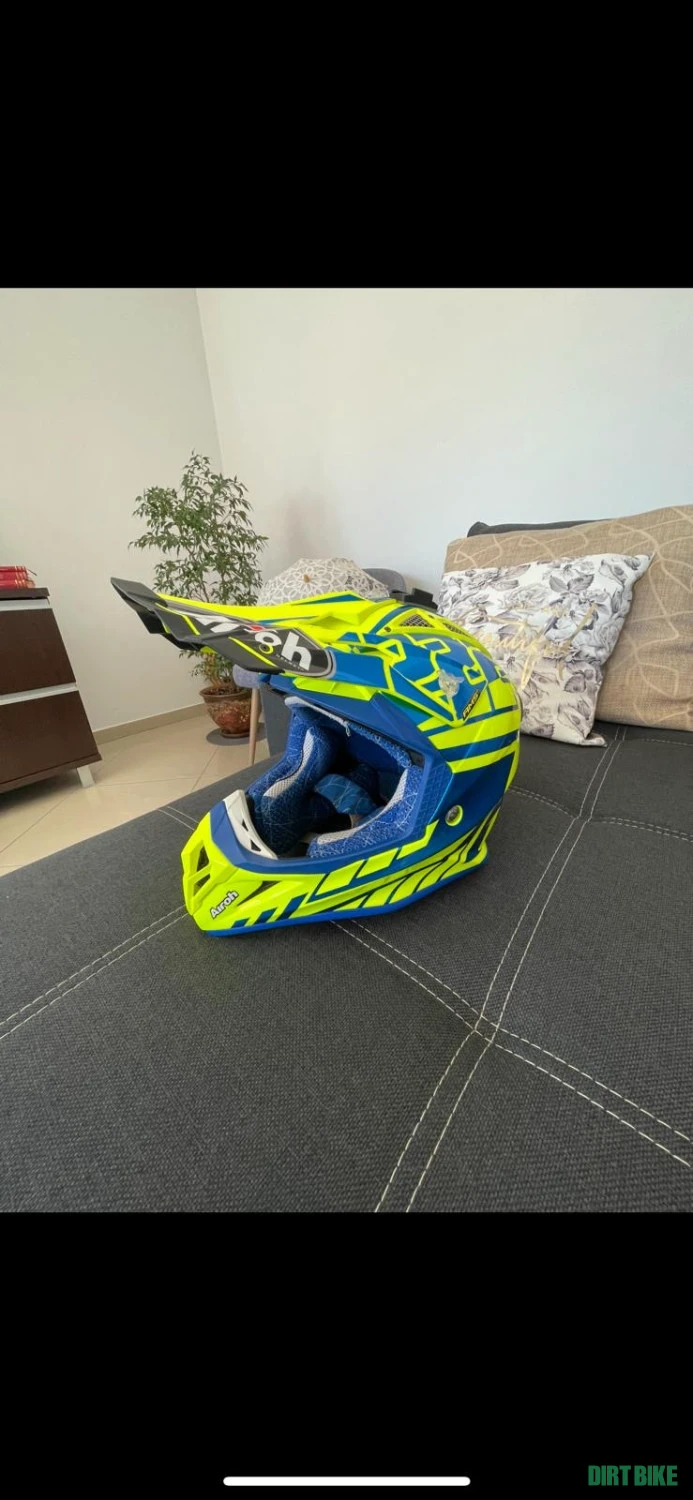 1. Airoh Aviator 2.3