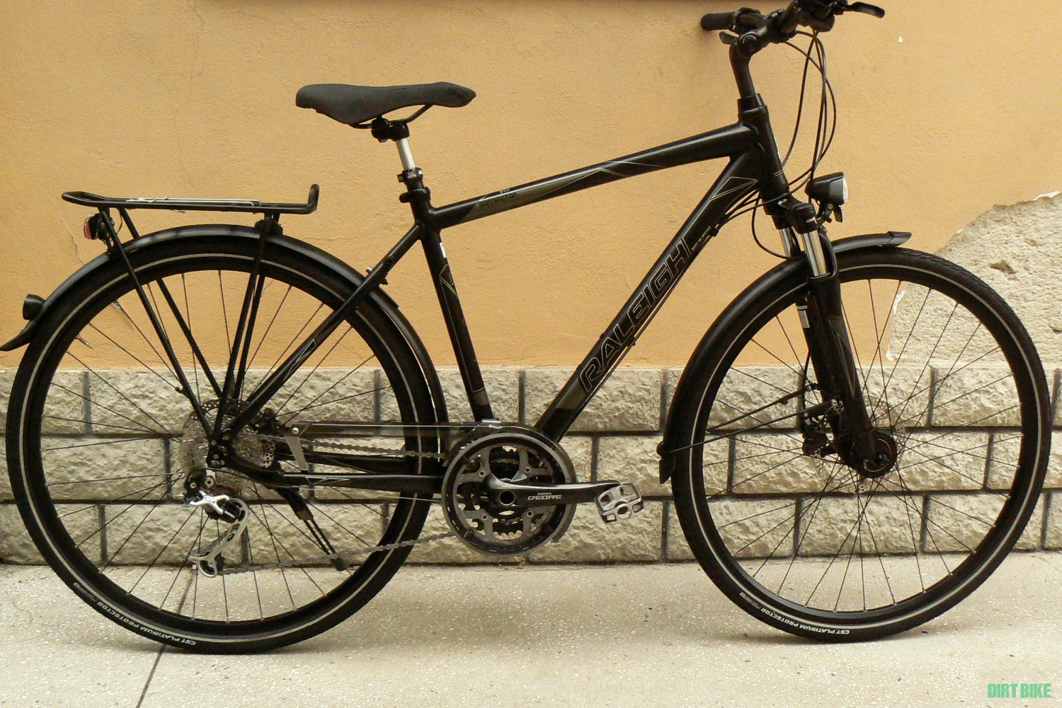 1. Bicicleta trekking Raleigh