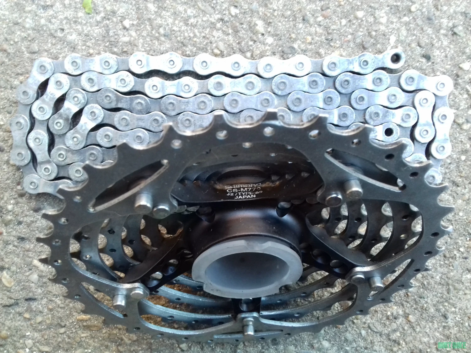 1. Set caseta pinioane - lant Shimano Deore XT