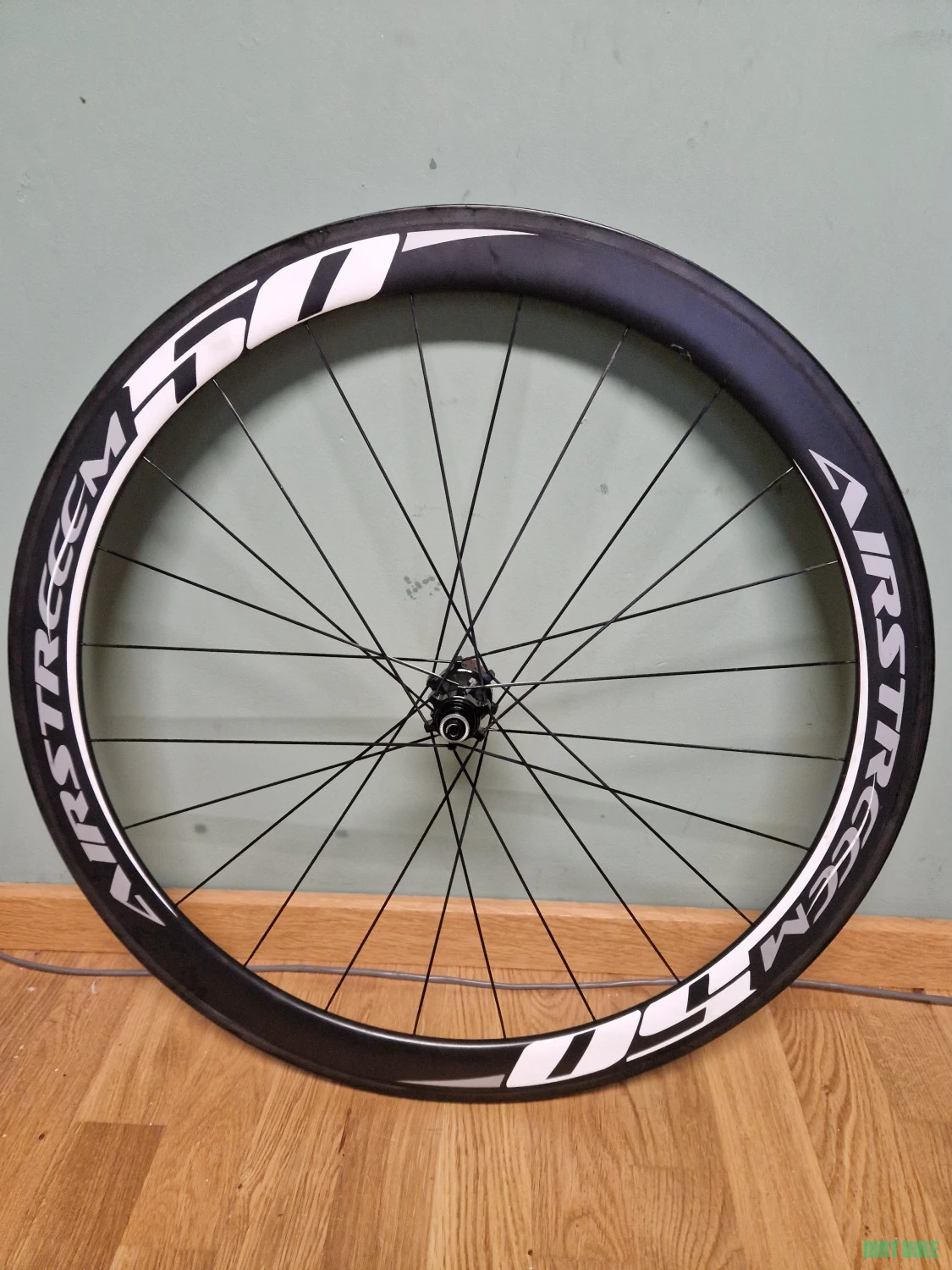 2. Roată carbon Airstreeem 50 spate tubular pentru cursieră cu sistem frânare pe jantă.