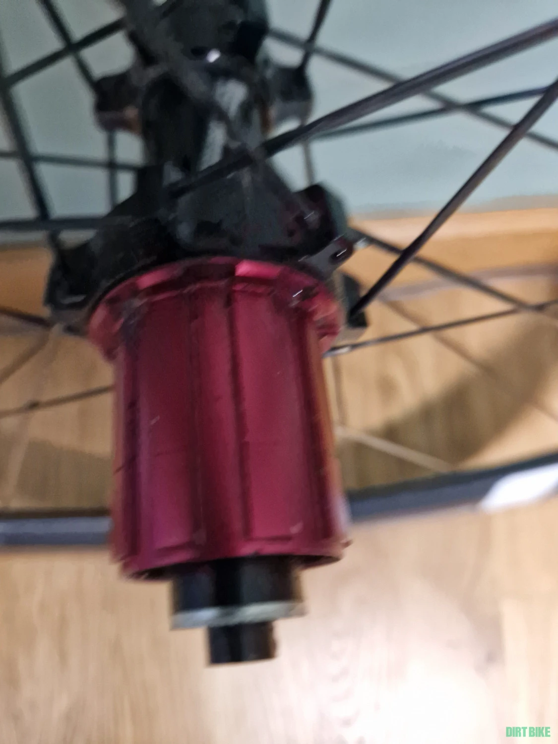 4. Roată carbon Airstreeem 50 spate tubular pentru cursieră cu sistem frânare pe jantă.