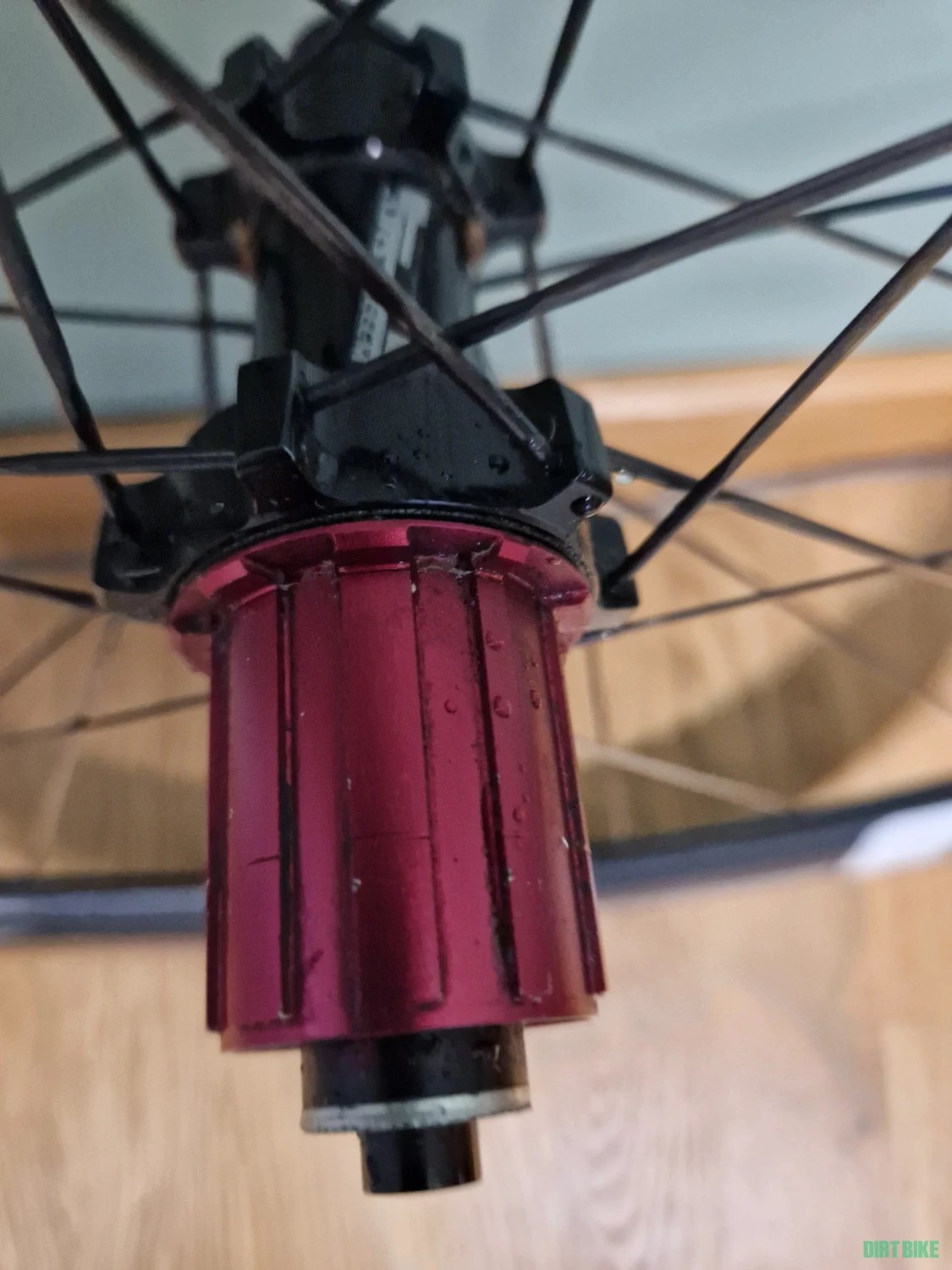 3. Roată carbon Airstreeem 50 spate tubular pentru cursieră cu sistem frânare pe jantă.