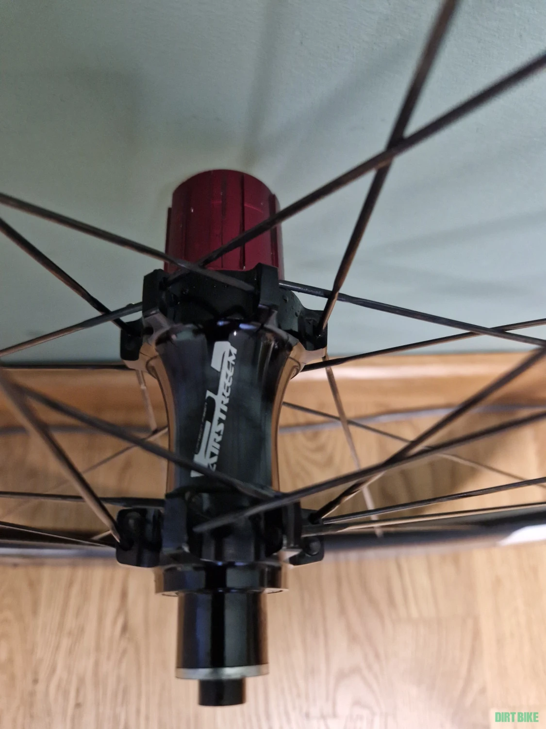 5. Roată carbon Airstreeem 50 spate tubular pentru cursieră cu sistem frânare pe jantă.