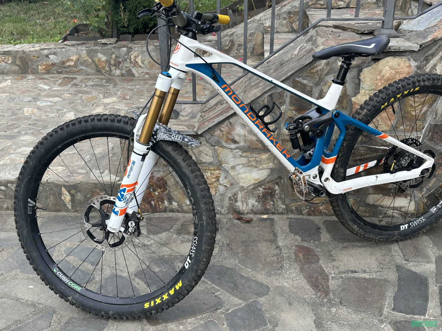 1. Vând mondraker superfoxy r 2021