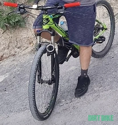 4. Cluj-Napoca - Bicicleta verde cu mansoane rosii si furca RockShox