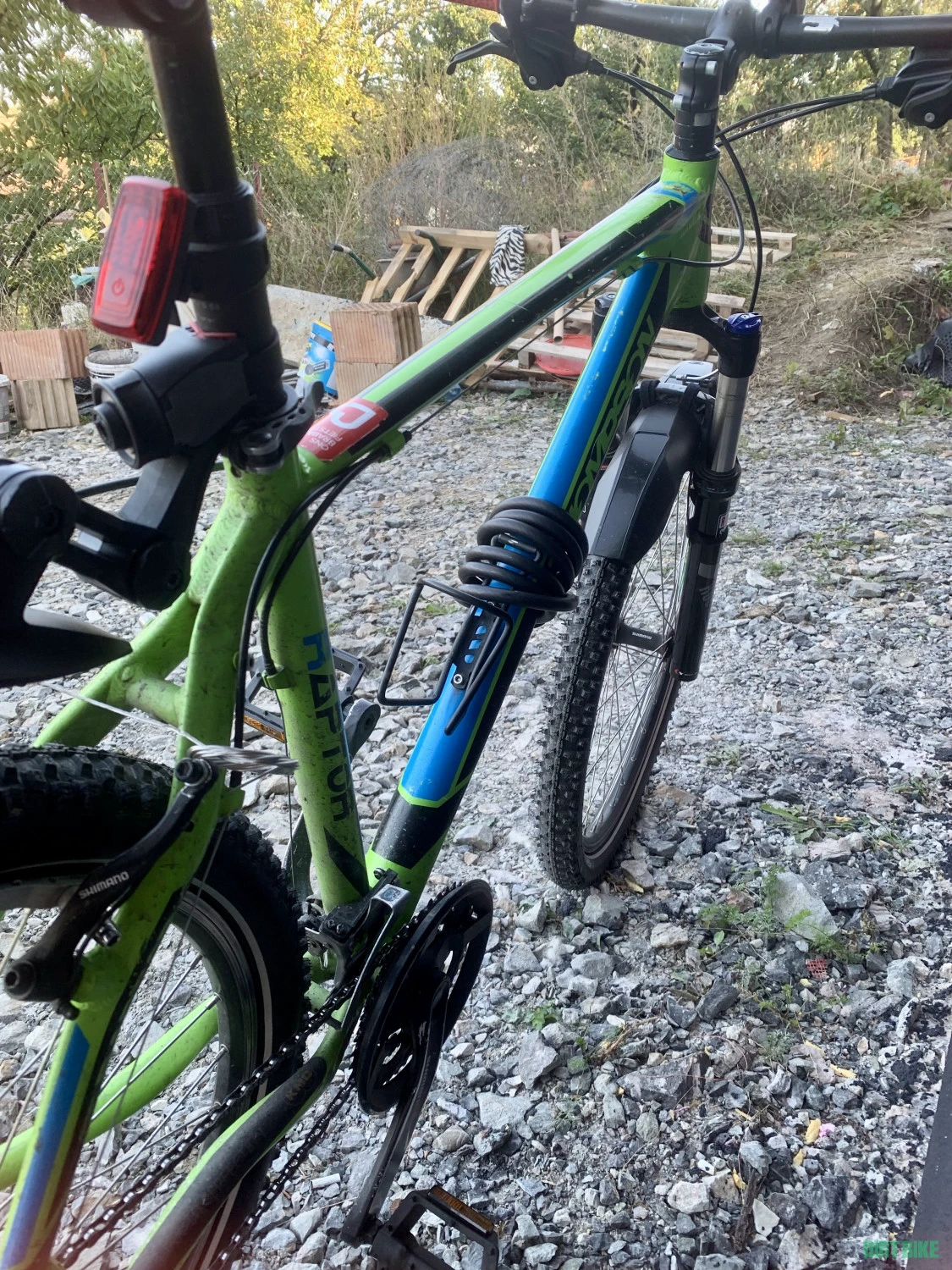 6. Cluj-Napoca - Bicicleta verde cu mansoane rosii si furca RockShox