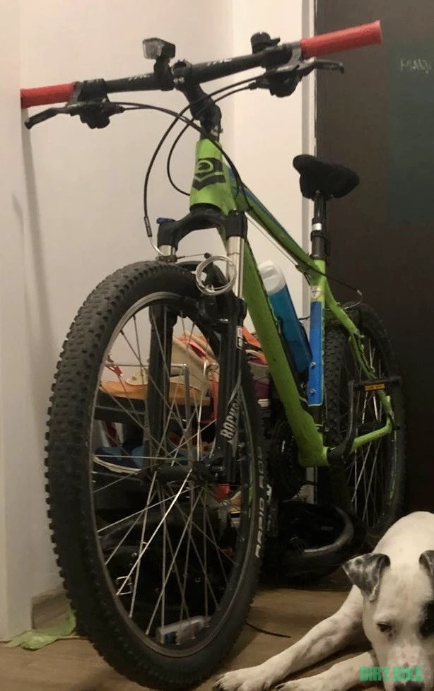 5. Cluj-Napoca - Bicicleta verde cu mansoane rosii si furca RockShox