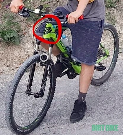 3. Cluj-Napoca - Bicicleta verde cu mansoane rosii si furca RockShox