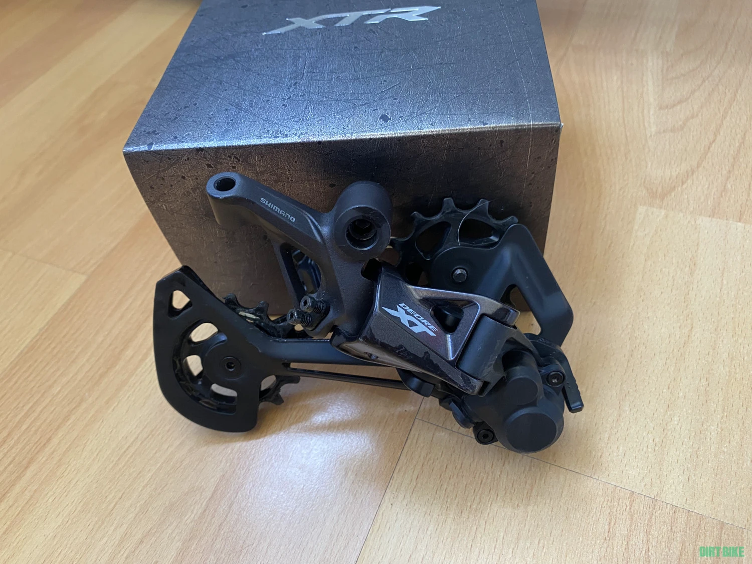 1. Schimbator Shimano Deore XT RD-M8100-SGS M8100