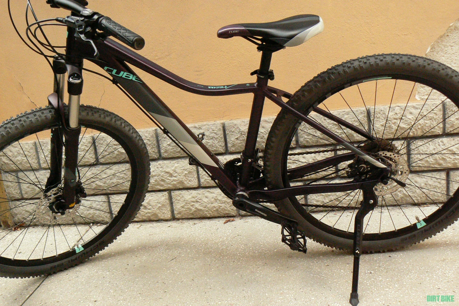 1. Bicicleta mountain bike Cube