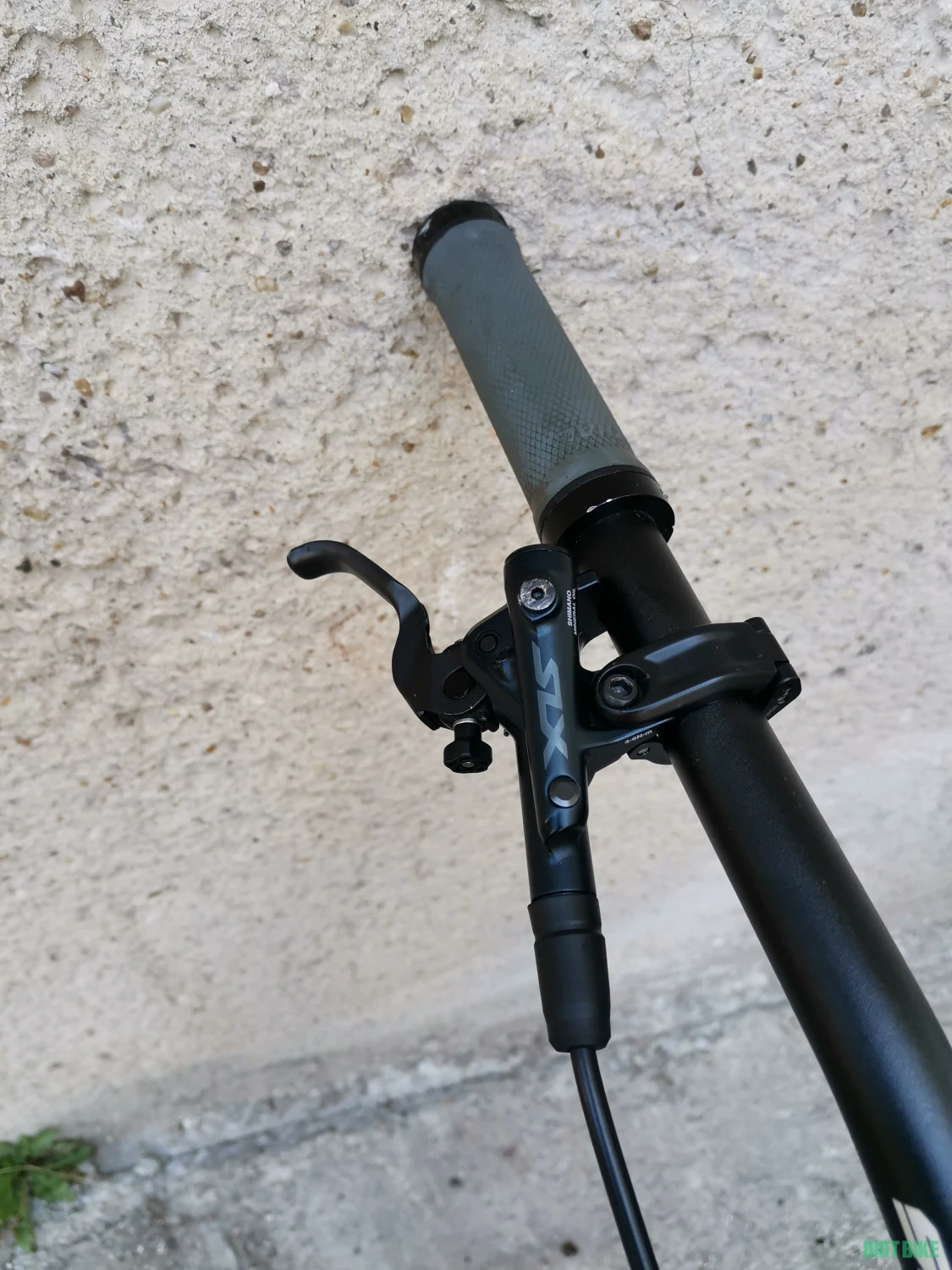 1. Vând bicicletă dirt Trek Ticket