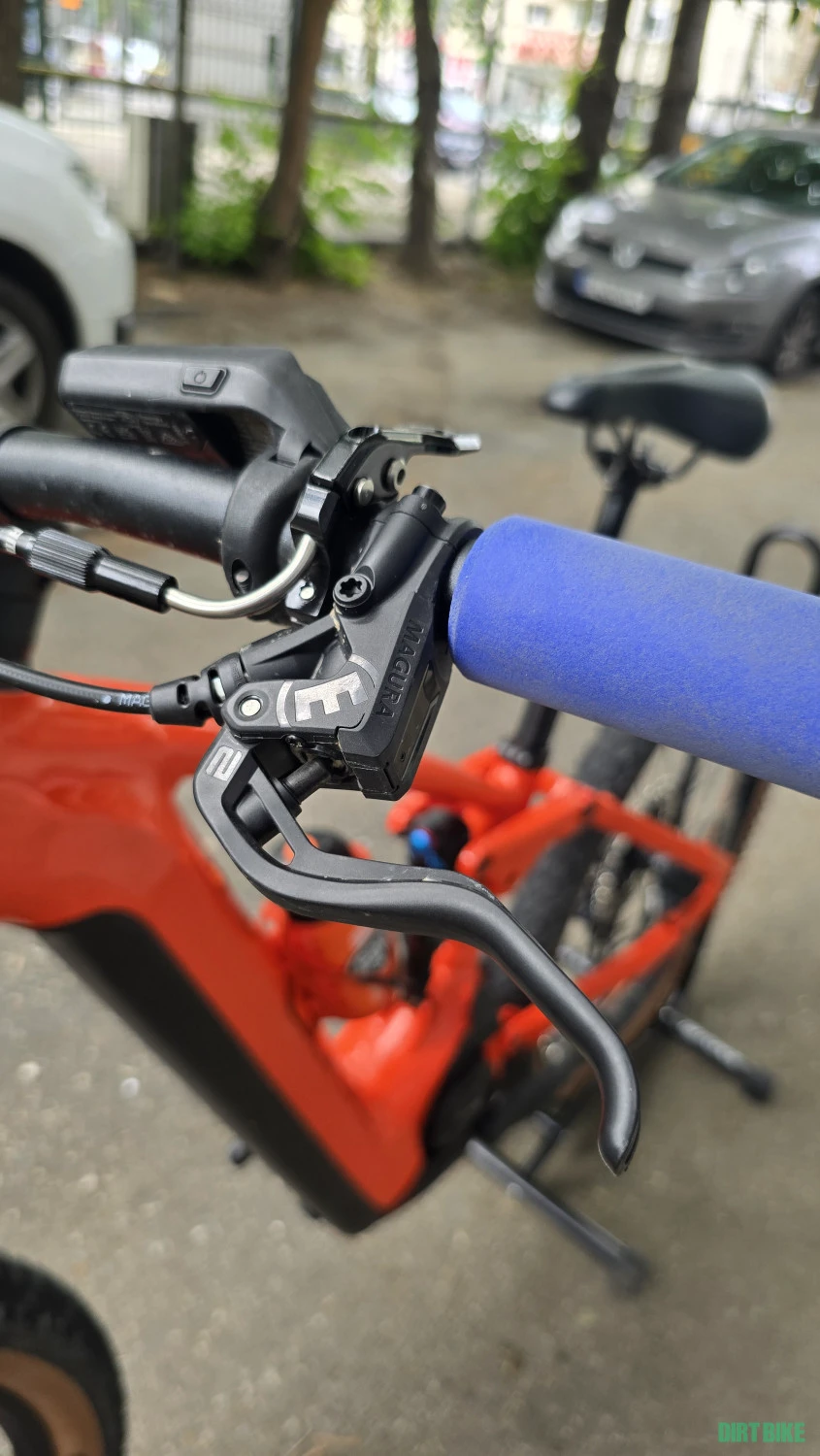 8. Bicicleta Cube Stereo Hybrid 120