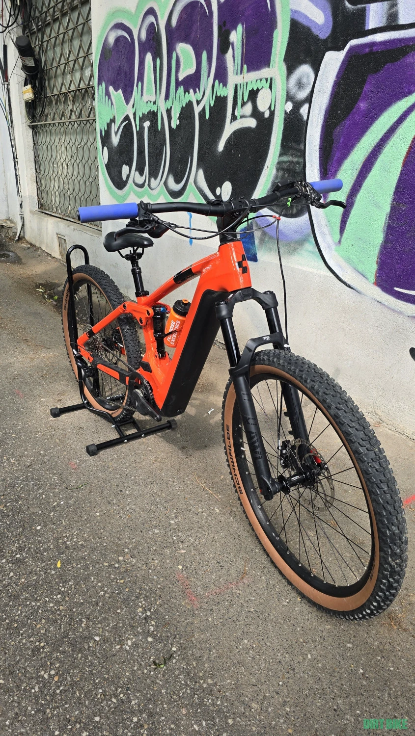 5. Bicicleta Cube Stereo Hybrid 120