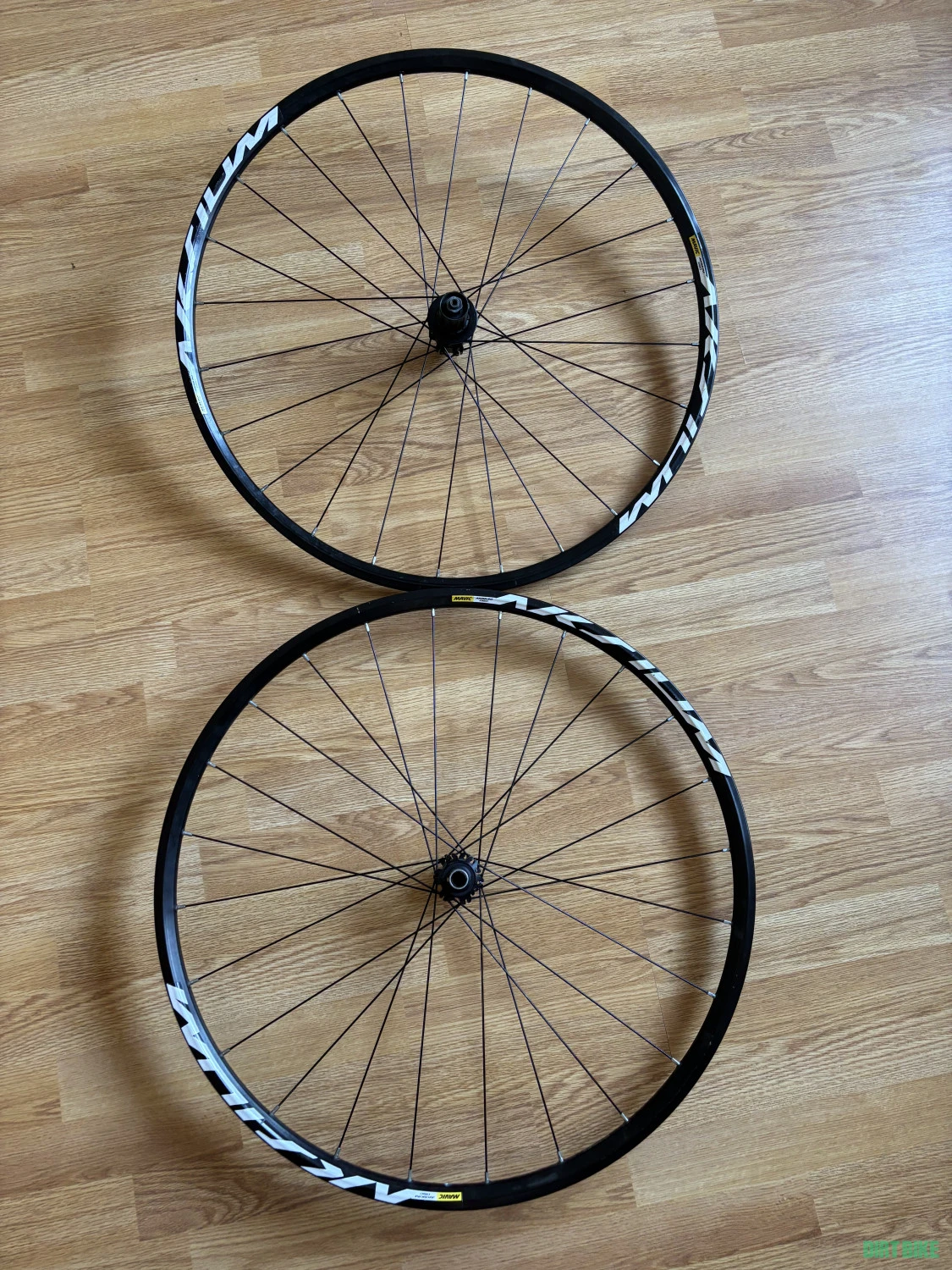1. Vand roti cursiera disc Mavic Aksium Disc