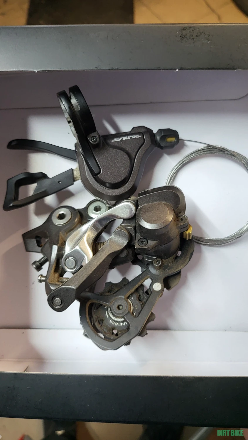 1. Shimano saint set , schimbator spate + maneta Saint