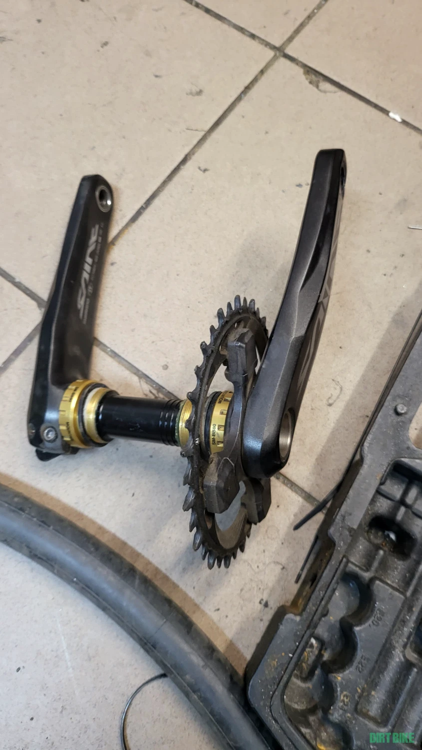 1. Angrenaj shimano saint cu bb inclus si foaie narrow wide
