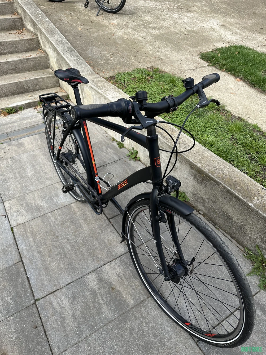 1. Bicicleta Trekking Breezer