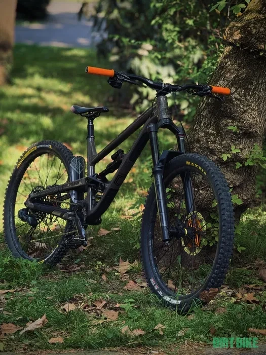 1. Commencal Clash Dark Slate 2022