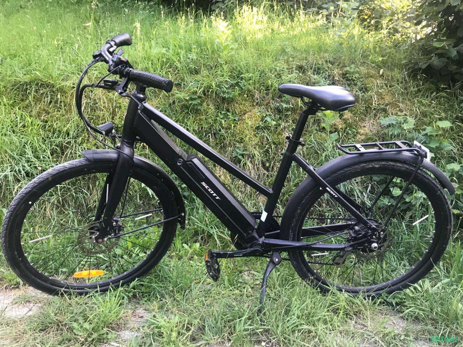1. Bicicleta electrică Scott cu frane hidraulice