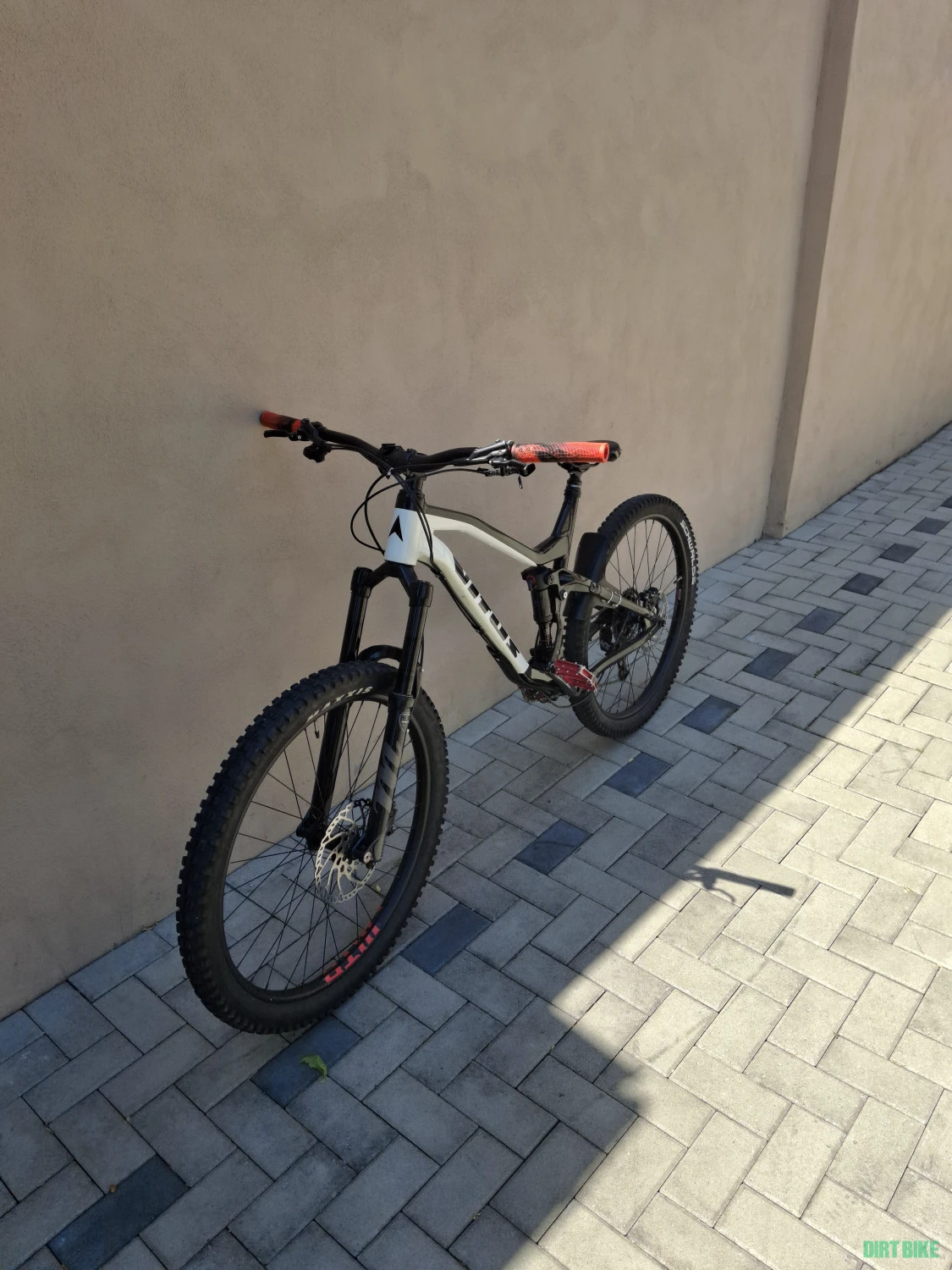 1. Vând bicicleta Vitus sommet perfecta